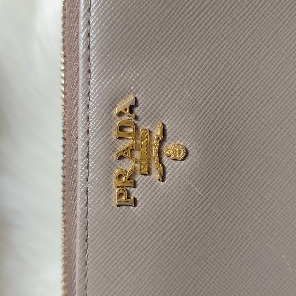 PRADA - Picture 13 of 16